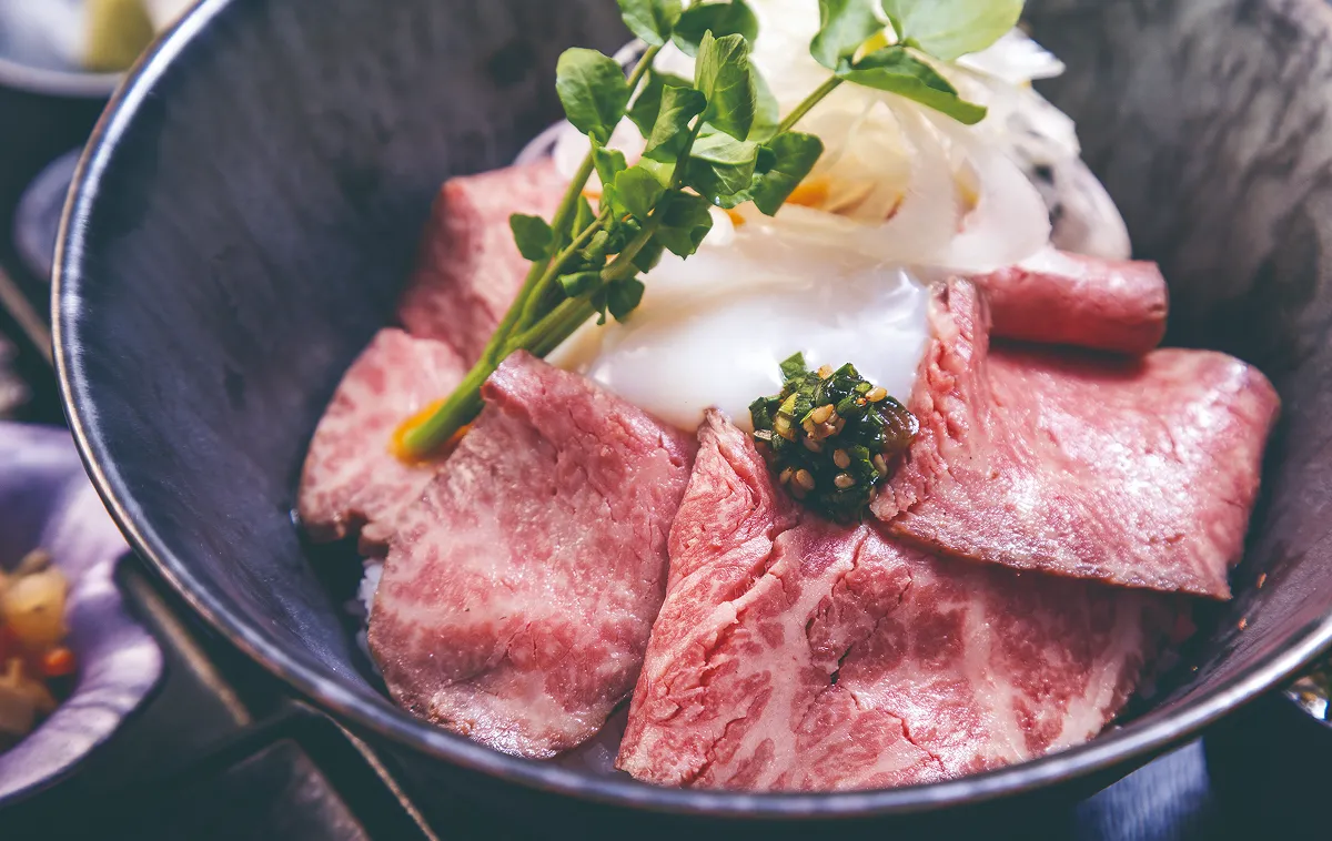 薄片牛肉和温泉鸡蛋的盖饭