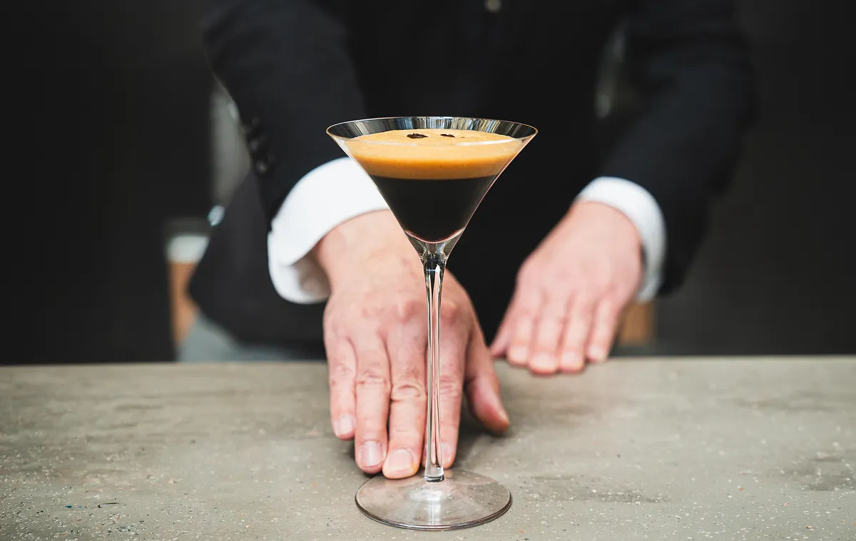 Ocean45 LOUNGE & BAR调酒师提供Espresso Martini的情景