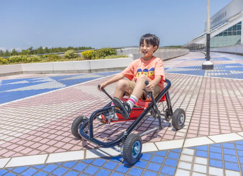 在室外享受踏板卡丁车的孩子