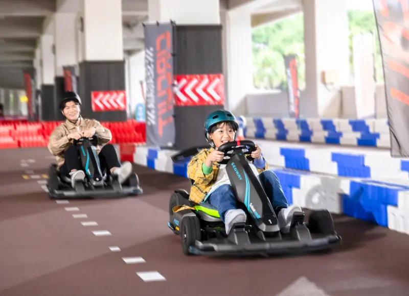 在SEAGAIA赛道享受电动卡丁车乐趣的亲子