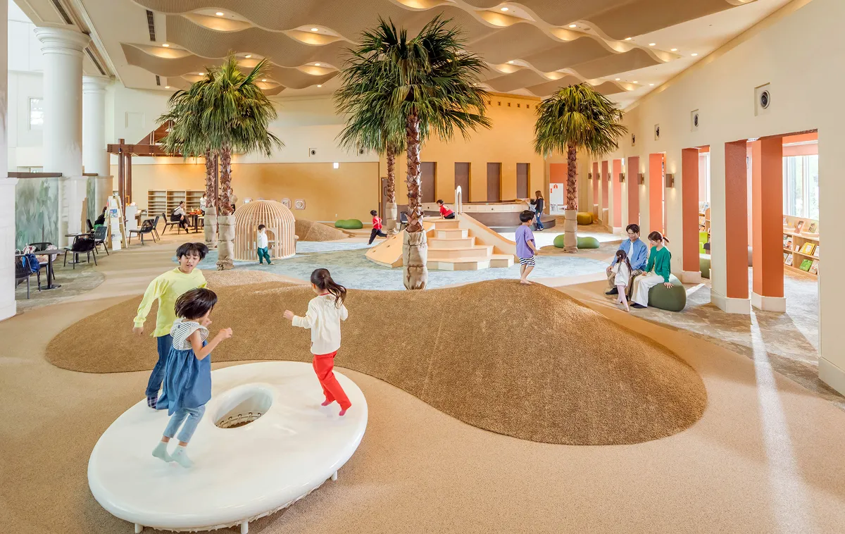 在室内亲子乐园“KIDS OASIS”广场玩耍的孩子们