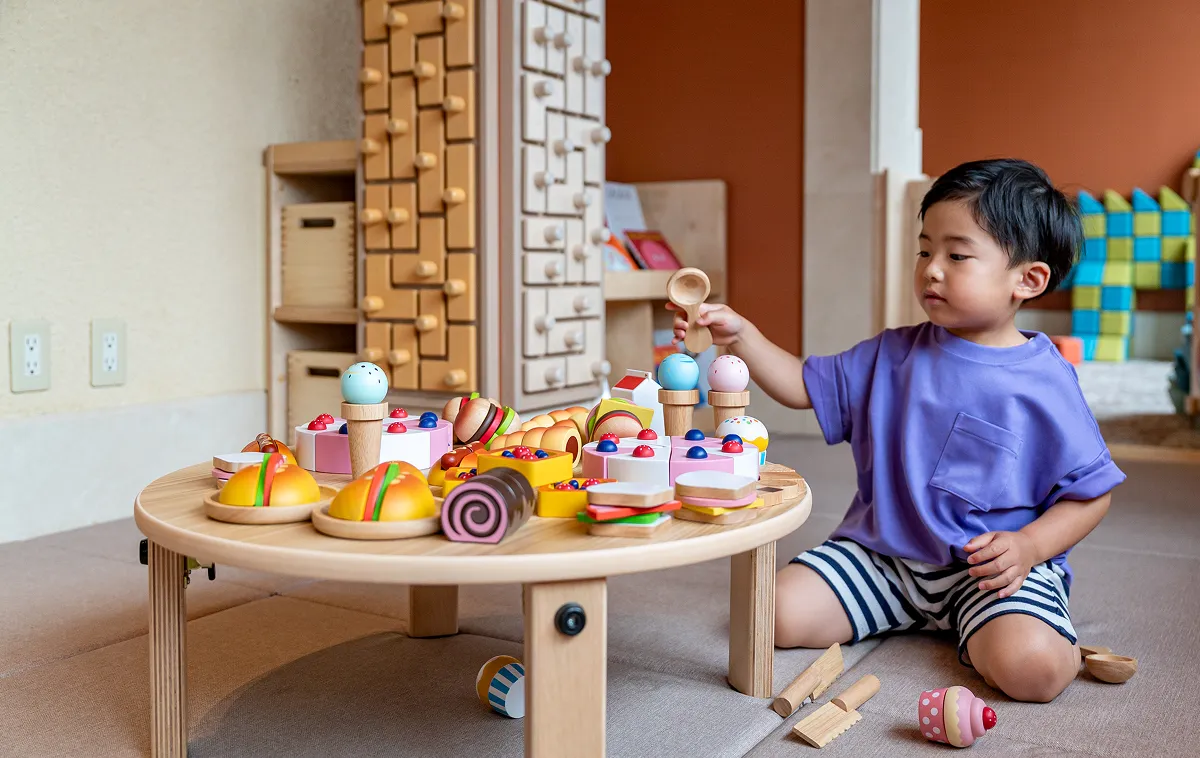 在KIDS OASIS玩木制玩具的幼儿