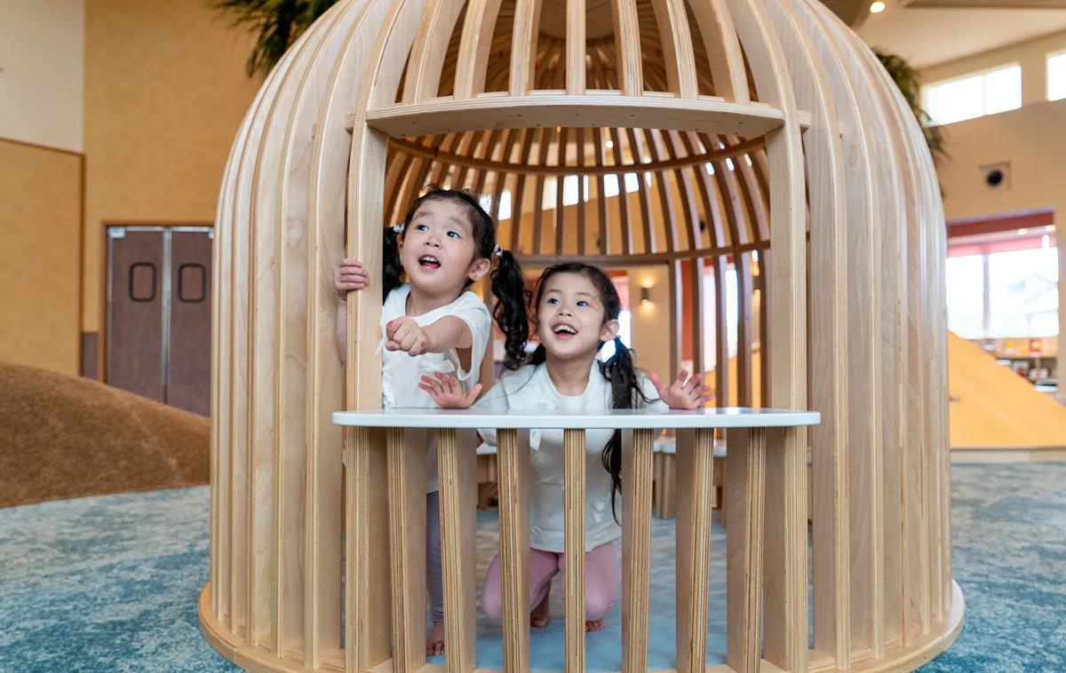 在KIDS OASIS的圆顶型游乐设施中玩耍的孩子们