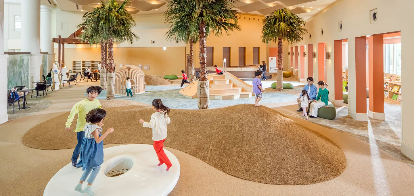 在室内亲子乐园“KIDS OASIS”玩耍的孩子们