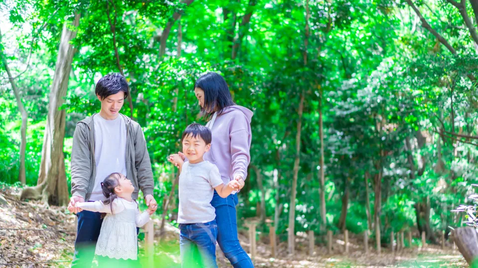 在森林中快乐漫步的家庭