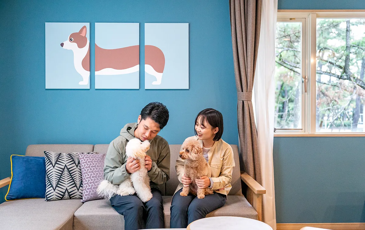 在狗狗友好房间放松的2人和爱犬